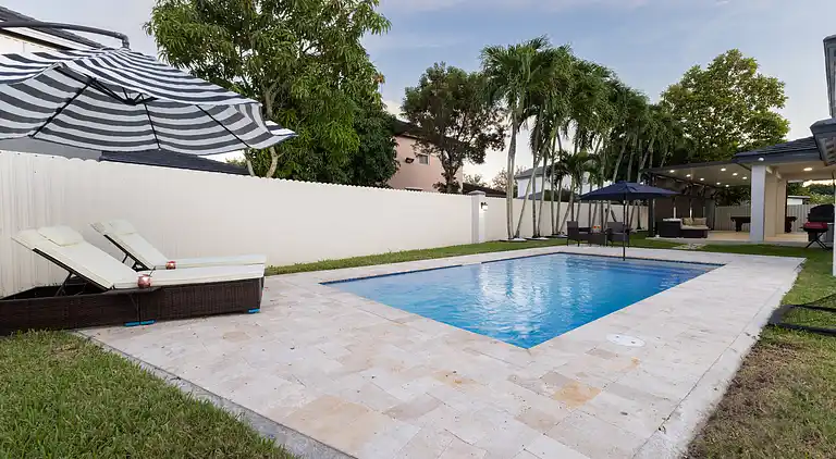 Miami Getaway: Beheiztes Poolhaus und Billardtisch-Villa