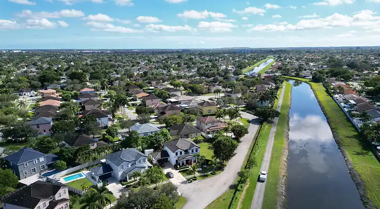 Miami Getaway: Beheiztes Poolhaus und Billardtisch-Villa