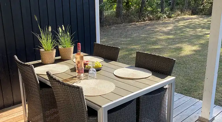 Idyllisk sommerhus få meter fra kysten
