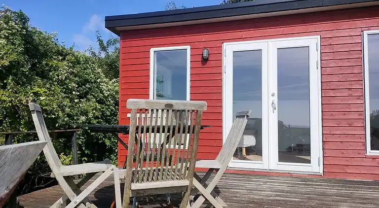 Sommerhus og anneks omringet af natur