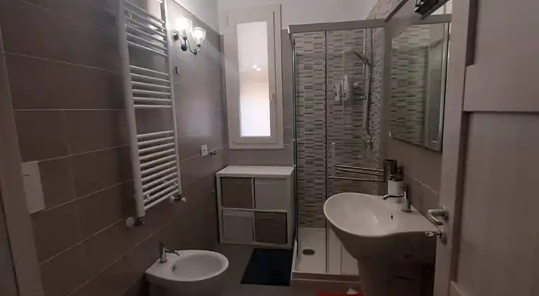 Two-story house in the city -climatized - wifi