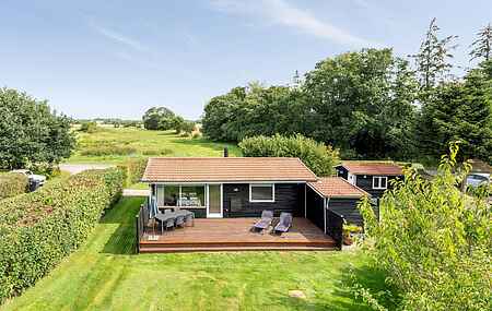 Idyllisk sommerhus tæt på vand og natur