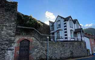 Llangollen Retreat with Stunning Views of the Castle