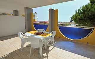 Beachfront apartment with a big terrace - Beahost