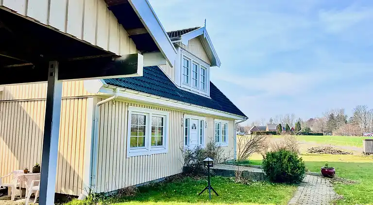 Stor villa i naturskønne omgivelser tæt på strand