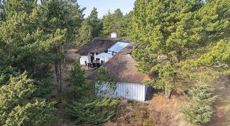 Skønt stråtækt sommerhus i naturskønt område.
