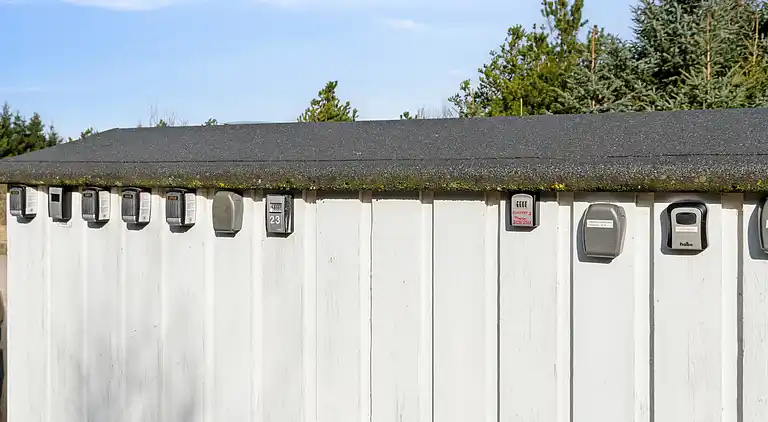 Skønt stråtækt sommerhus i naturskønt område.