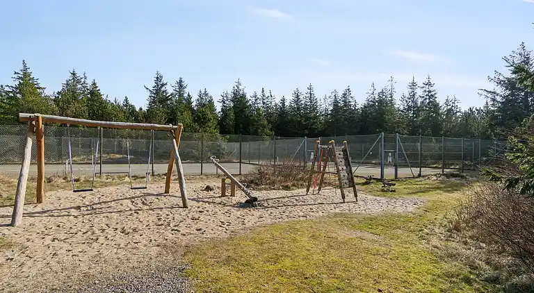 Skønt stråtækt sommerhus i naturskønt område.