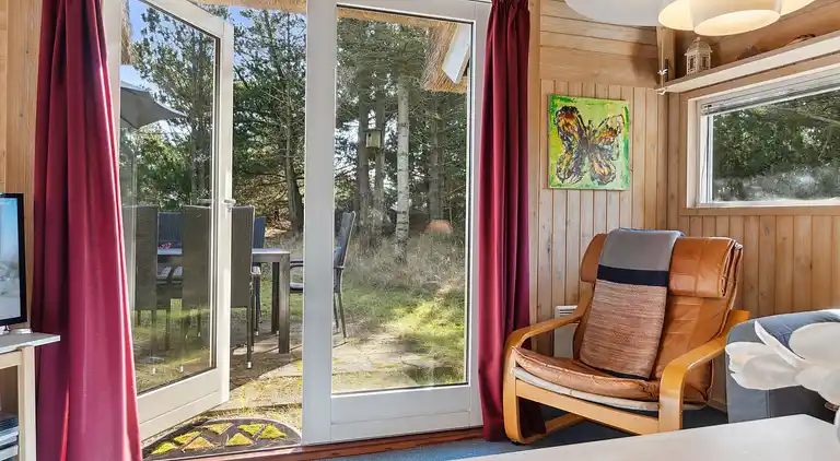 Skønt stråtækt sommerhus i naturskønt område.