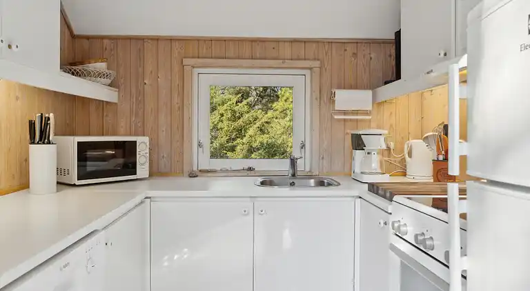 Skønt stråtækt sommerhus i naturskønt område.