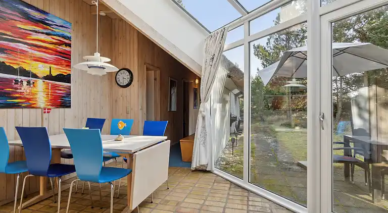 Skønt stråtækt sommerhus i naturskønt område.