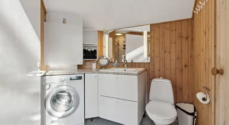 Skønt stråtækt sommerhus i naturskønt område.