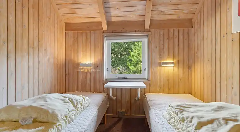 Skønt stråtækt sommerhus i naturskønt område.