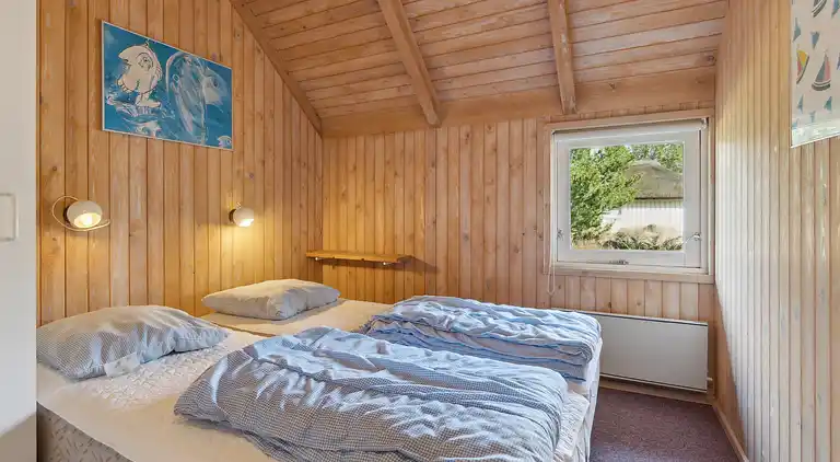 Skønt stråtækt sommerhus i naturskønt område.