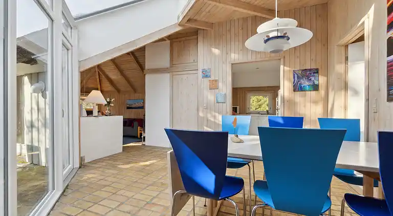 Skønt stråtækt sommerhus i naturskønt område.