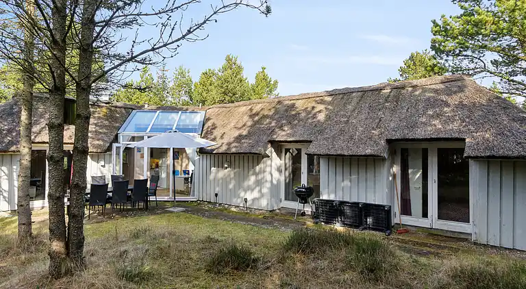 Skønt stråtækt sommerhus i naturskønt område.