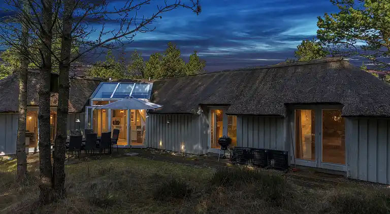 Skønt stråtækt sommerhus i naturskønt område.