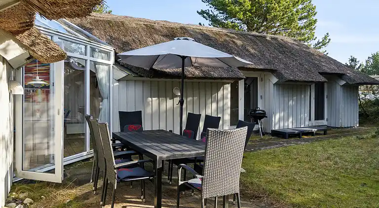 Skønt stråtækt sommerhus i naturskønt område.