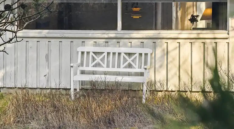 Skønt stråtækt sommerhus i naturskønt område.