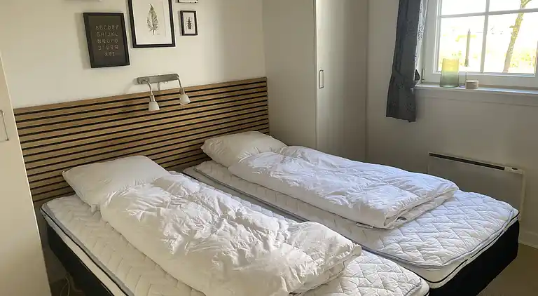 Hyggelig, central og moderne sommerhus nær havet