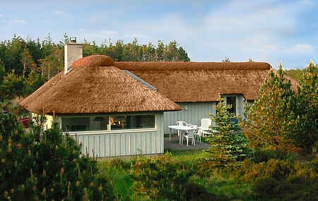 Skønt stråtækt sommerhus i naturskønt område.