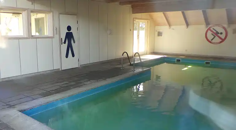 Skønt stråtækt sommerhus i naturskønt område.