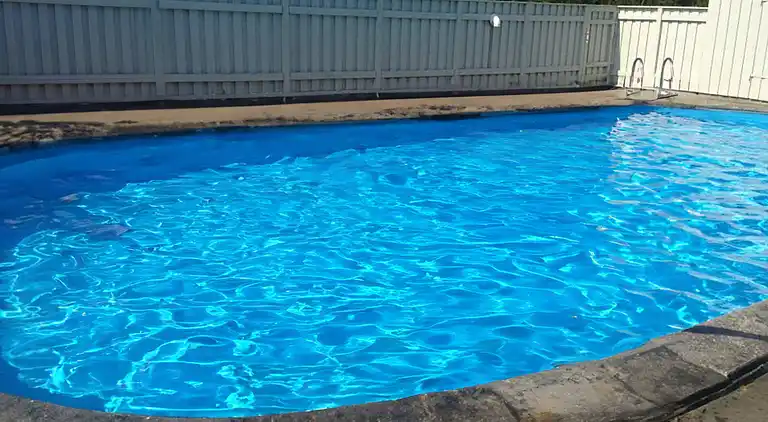 Skønt stråtækt sommerhus i naturskønt område.