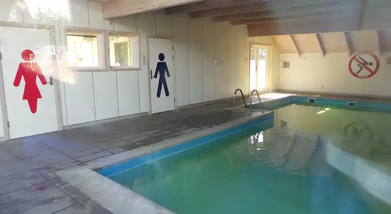 Skønt stråtækt sommerhus i naturskønt område.