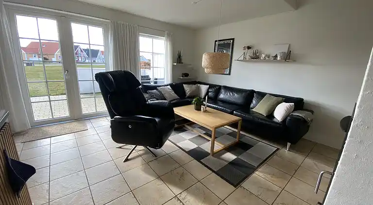 Hyggelig, central og moderne sommerhus nær havet