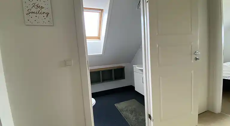 Hyggelig, central og moderne sommerhus nær havet