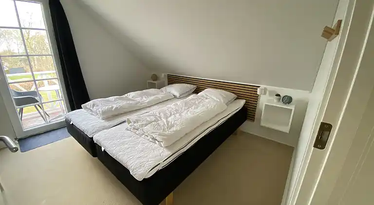 Hyggelig, central og moderne sommerhus nær havet