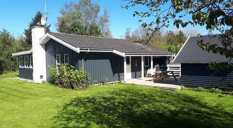 Hyggeligt sommerhus på Langeland – 300 m til hav