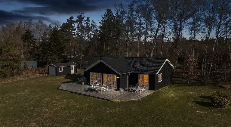 Moderne sommerhus med stor have tæt på strand
