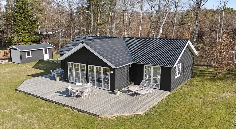 Moderne sommerhus med stor have tæt på strand