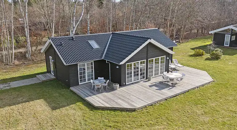 Moderne sommerhus med stor have tæt på strand