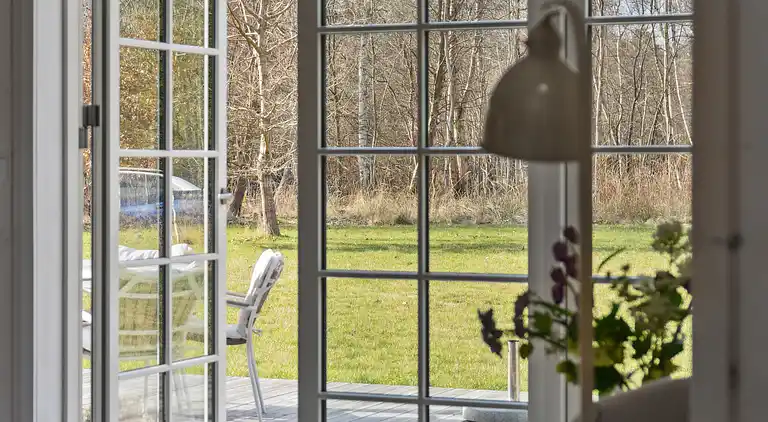 Moderne sommerhus med stor have tæt på strand