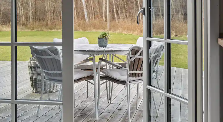 Moderne sommerhus med stor have tæt på strand