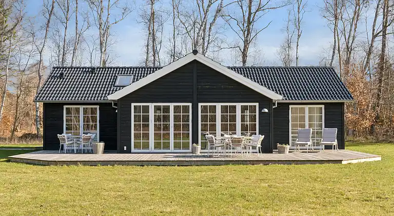 Moderne sommerhus med stor have tæt på strand