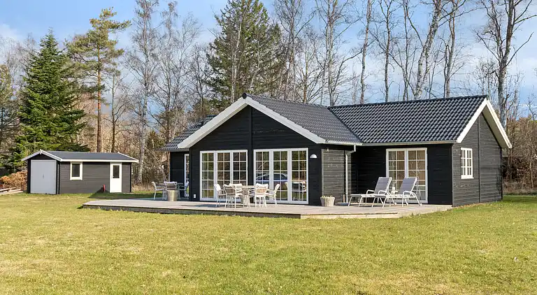 Moderne sommerhus med stor have tæt på strand