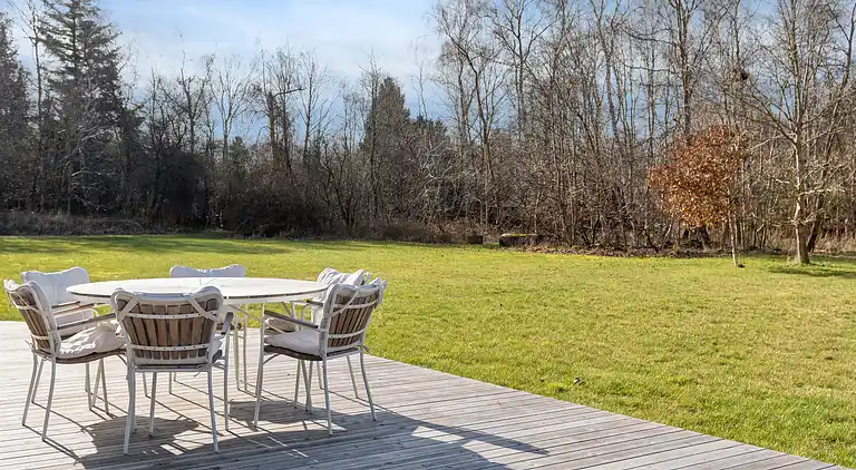 Moderne sommerhus med stor have tæt på strand