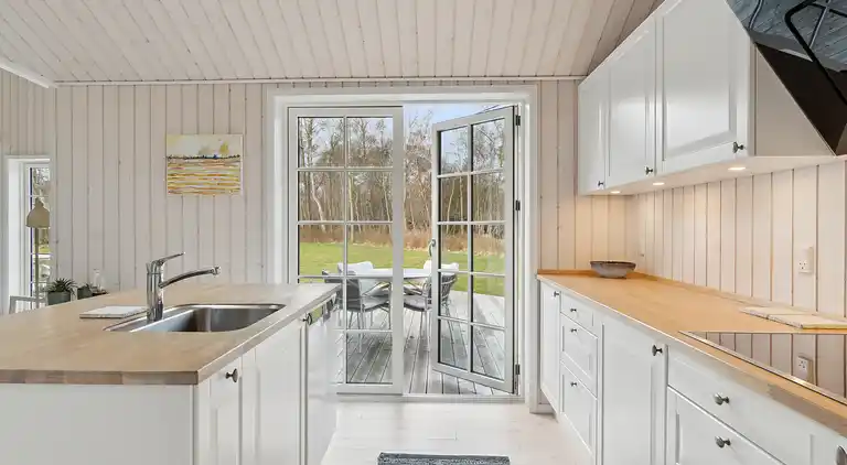 Moderne sommerhus med stor have tæt på strand