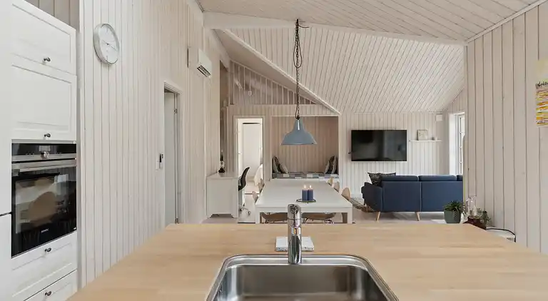 Moderne sommerhus med stor have tæt på strand