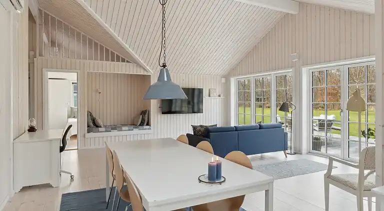 Moderne sommerhus med stor have tæt på strand