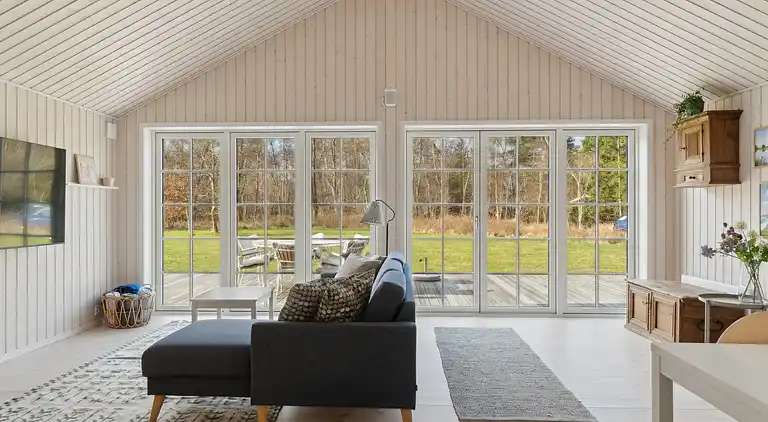 Moderne sommerhus med stor have tæt på strand