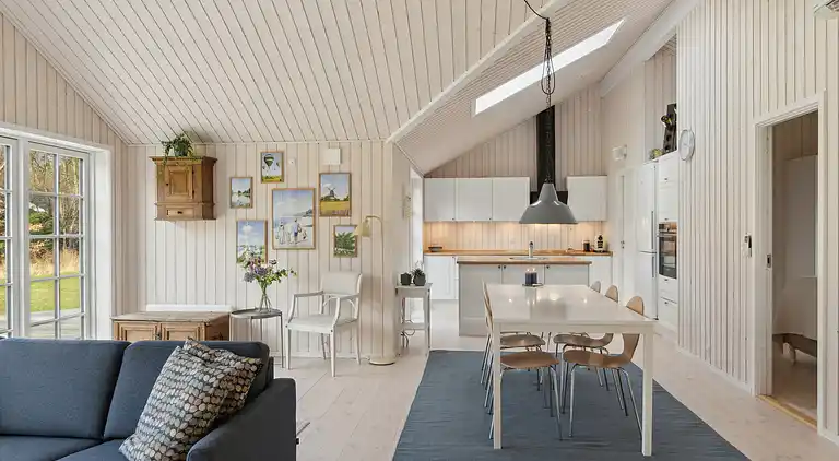 Moderne sommerhus med stor have tæt på strand