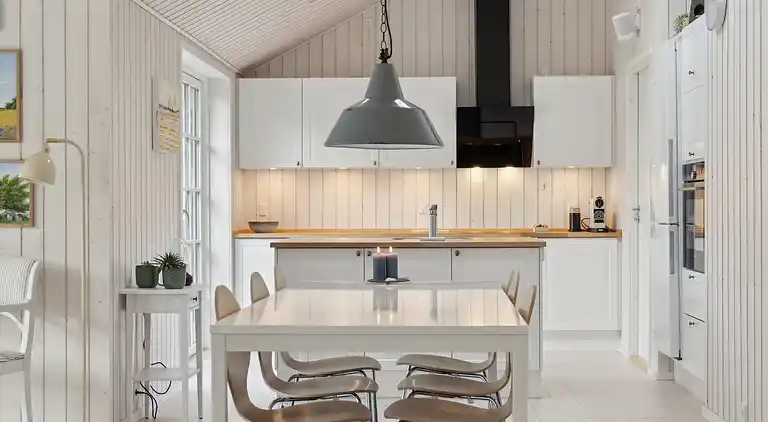 Moderne sommerhus med stor have tæt på strand