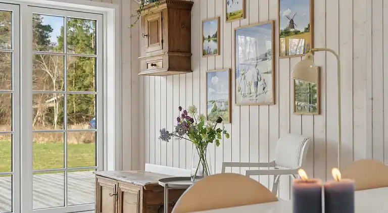 Moderne sommerhus med stor have tæt på strand