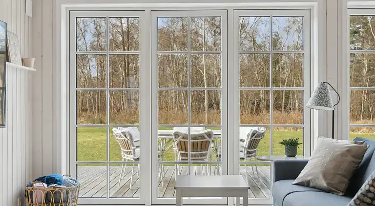 Moderne sommerhus med stor have tæt på strand