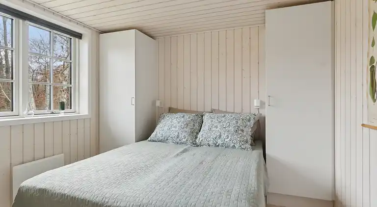 Moderne sommerhus med stor have tæt på strand