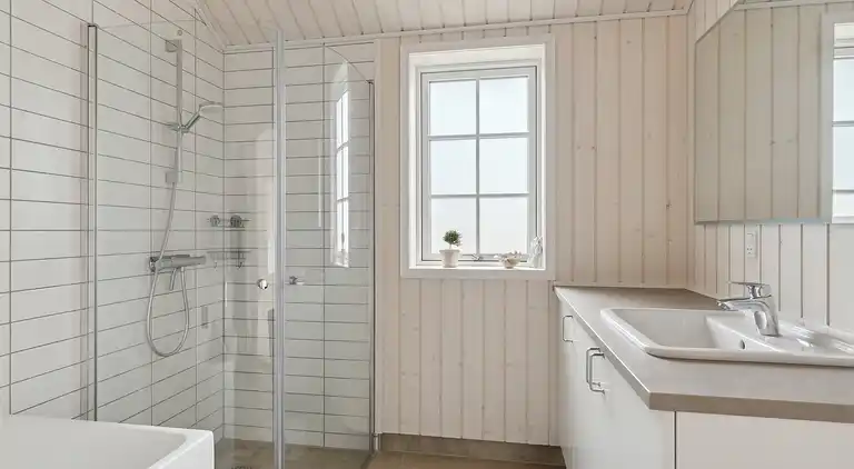 Moderne sommerhus med stor have tæt på strand